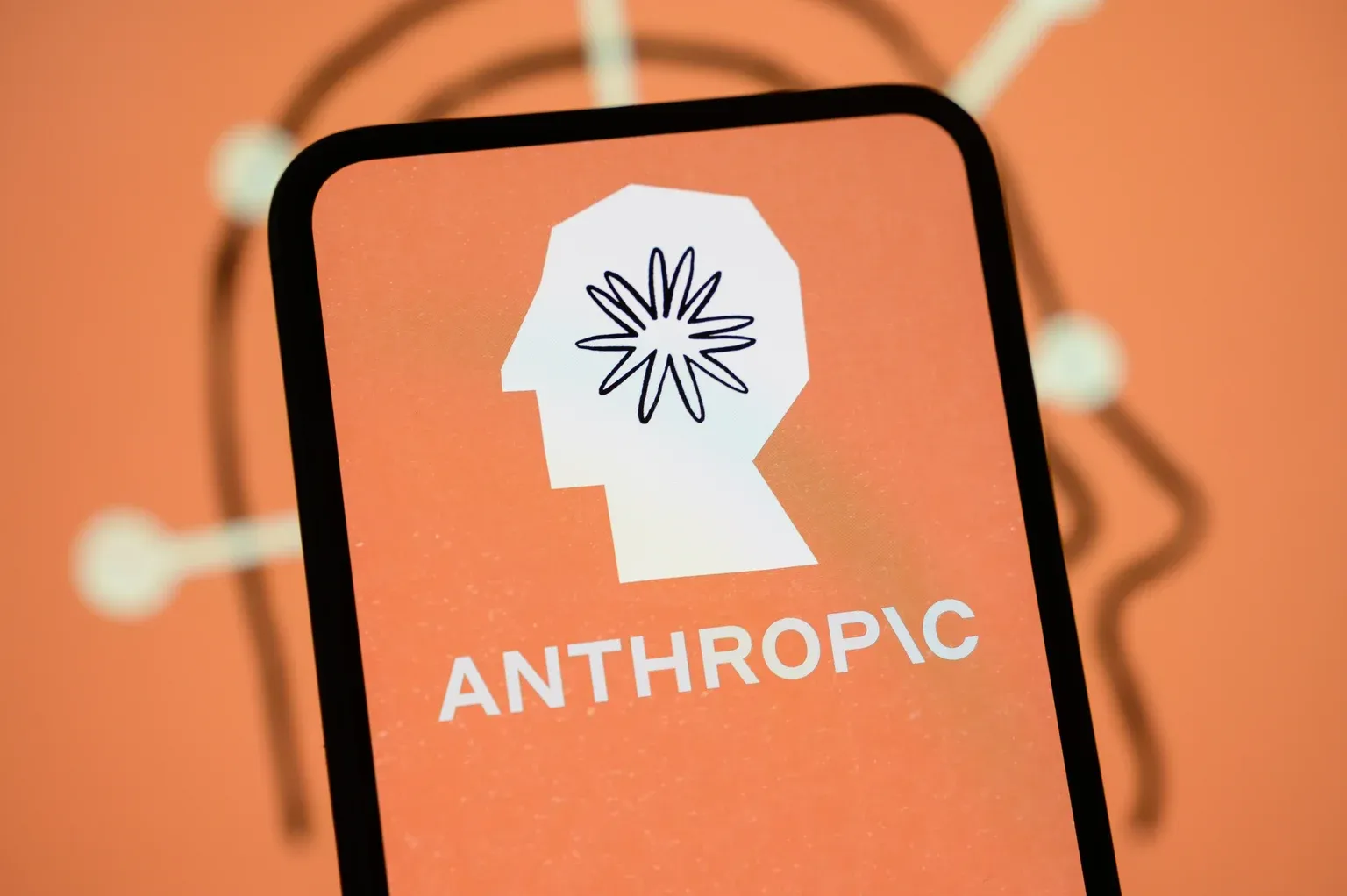 Logo Anthropic hiển thị trên màn hình smartphone - Claude sắp đánh watermark vô hình lên toàn bộ text AI
