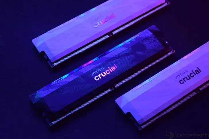 DDR5 RAM modules trên nền tối với ánh sáng tím