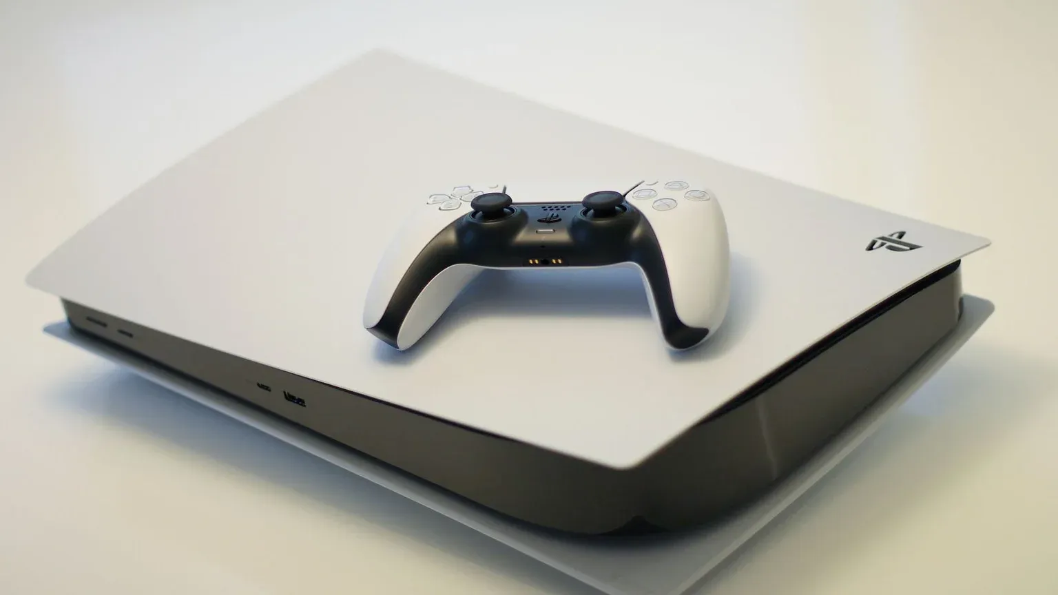Gaming console và controller setup — hệ sinh thái console đang chứng kiến nhiều exploit mới