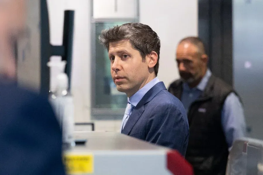 Sam Altman và chính quyền Trump - White House yêu cầu OpenAI giới hạn rollout GPT-5.6