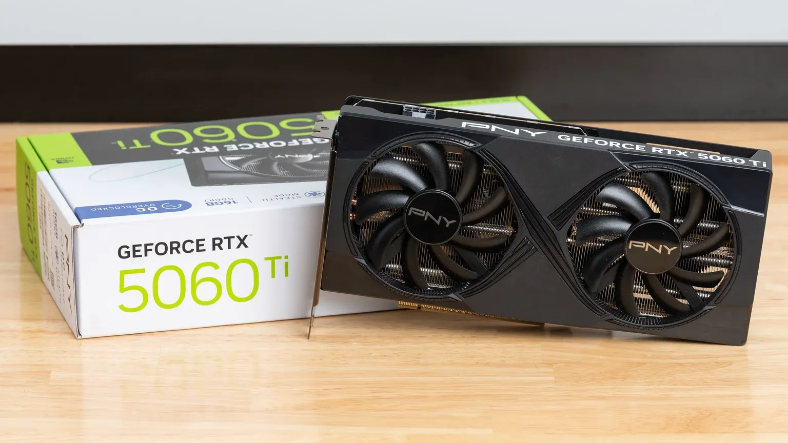 Card đồ họa GPU trên nền sáng minh họa cho bài báo về giá GPU tăng kỷ lục năm 2026