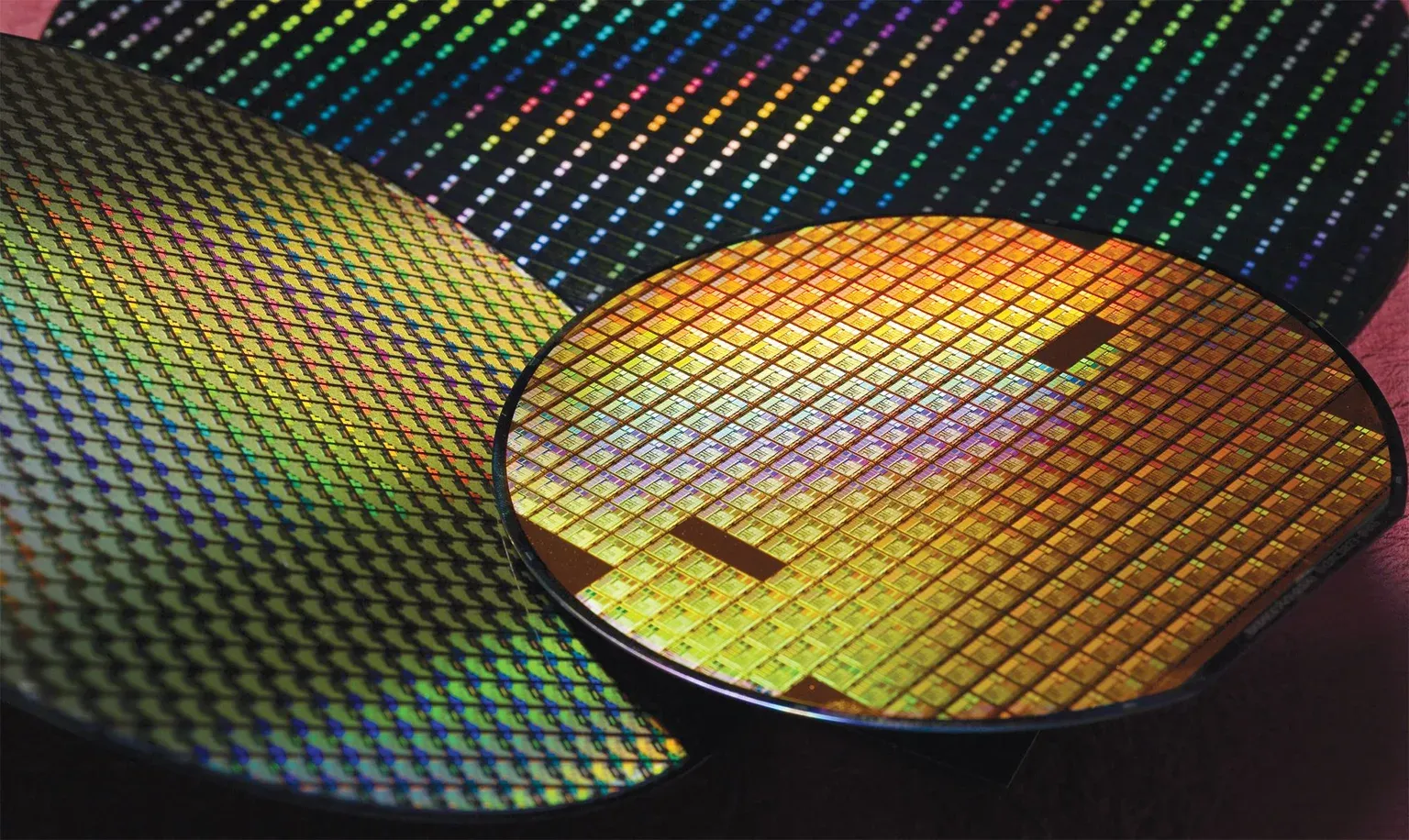 Hình ảnh chip Intel Nova Lake và wafer TSMC minh họa cho bài báo về việc Intel đặt tiến trình 2nm N2 tại TSMC