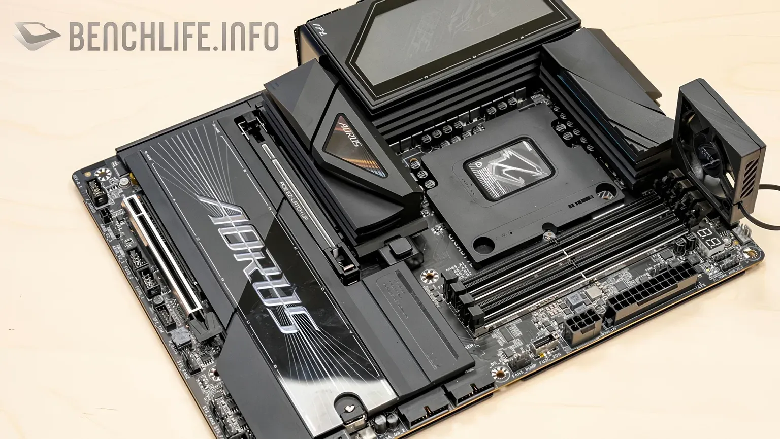Mainboard GIGABYTE Z990 ẩn danh cho nền tảng Intel Nova Lake-S với 3 đầu nối nguồn 8-pin