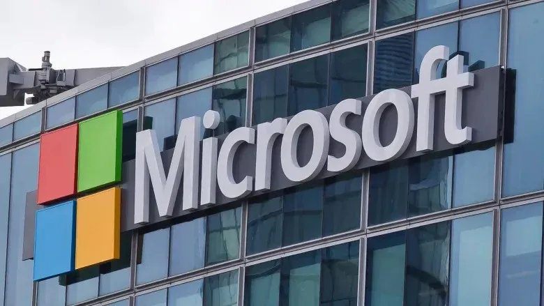 Logo Microsoft và dòng chữ MAI AI — Microsoft bắt đầu thay thế OpenAI và Anthropic trong các ứng dụng Office bằng model nội bộ