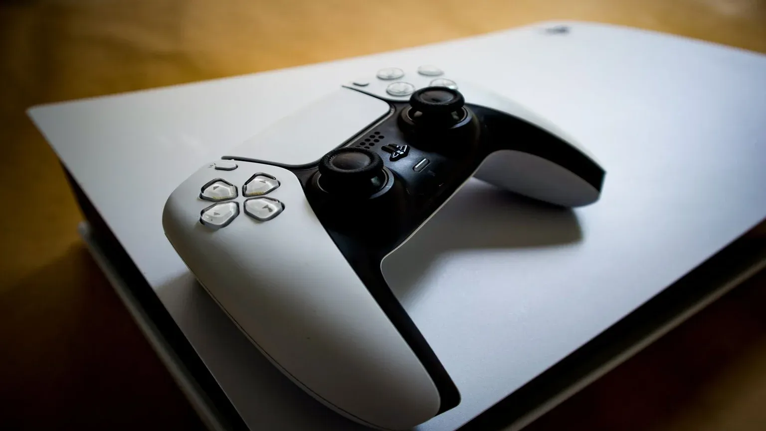 PS5 DualSense controller và console — biểu tượng của hệ sinh thái PlayStation hiện đại