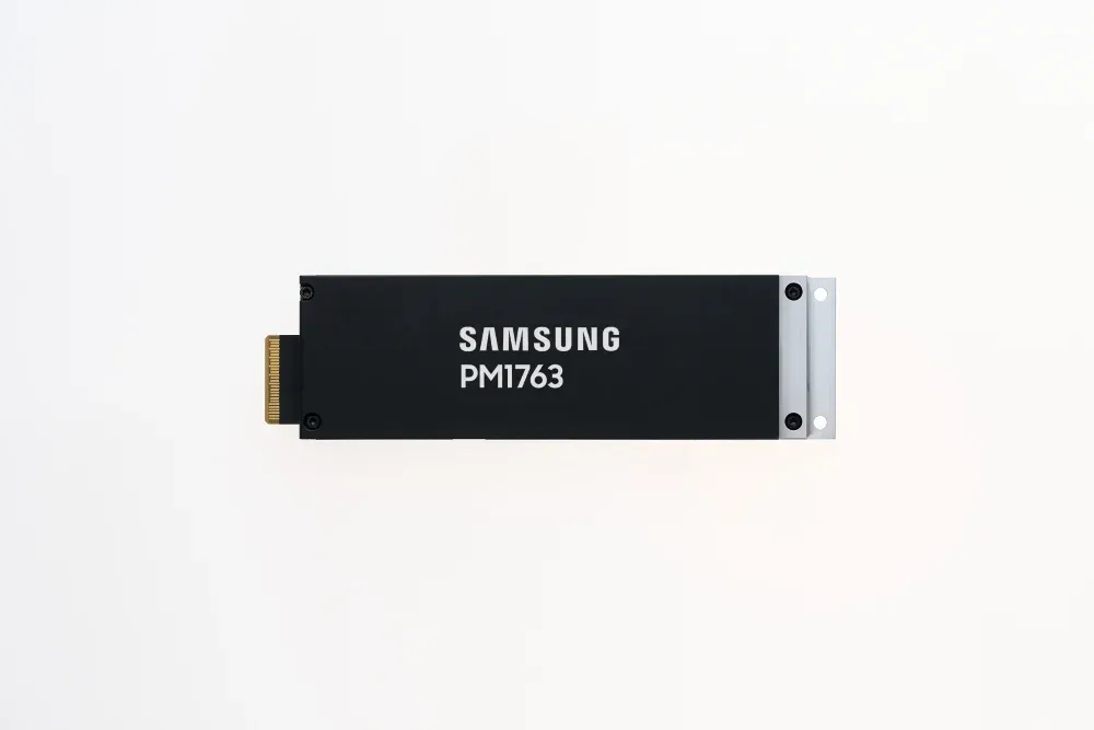Samsung PM1763 enterprise SSD PCIe 6.0 trên nền trắng